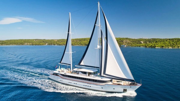 Omnia Yacht à voile