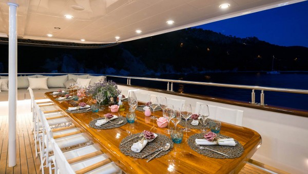 Yacht à moteur Agape Rose