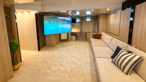 Yacht à moteur Agape Rose