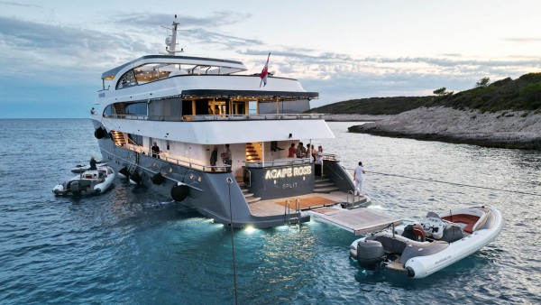 Yacht à moteur Agape Rose