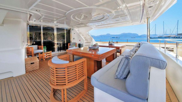 Yacht à moteur Ariela