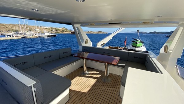 Yacht à moteur Bona Dea