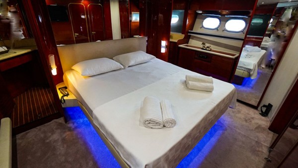 Yacht à moteur Bona Dea