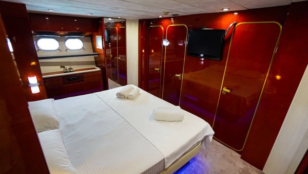 Yacht à moteur Bona Dea