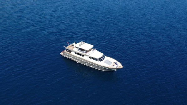 Yacht à moteur Bona Dea
