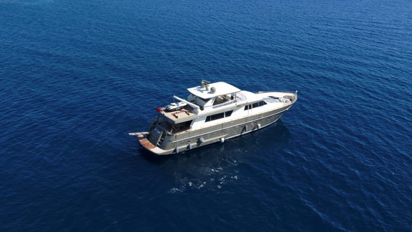 Yacht à moteur Bona Dea