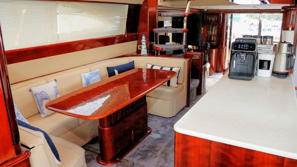 Yacht à moteur Consent