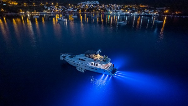 Yacht à moteur Consent