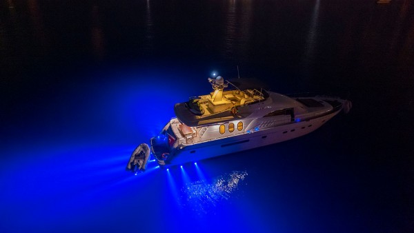 Yacht à moteur Consent
