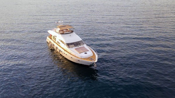 Yacht à moteur Consent