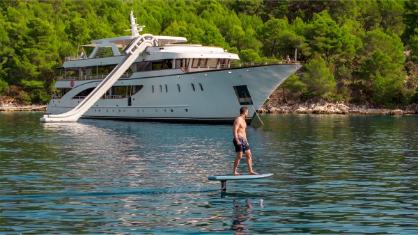 Yacht à moteur Cristal