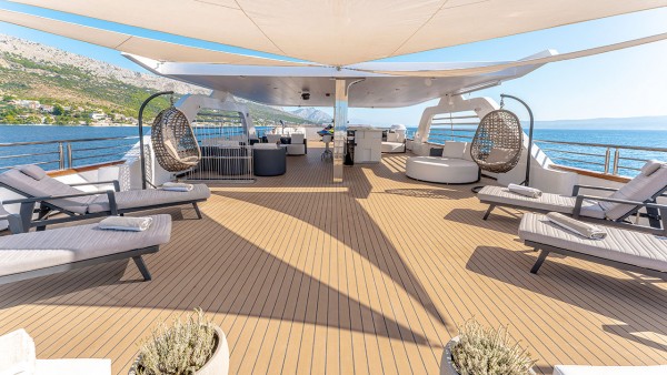 Yacht à moteur Cristal