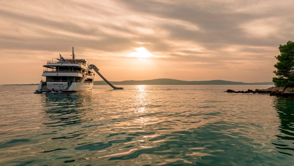 Yacht à moteur Cristal