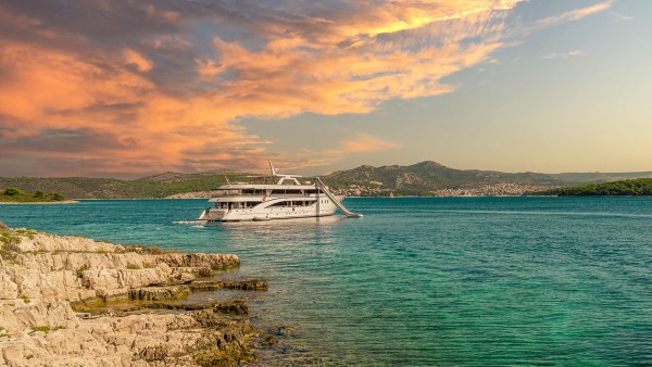 Yacht à moteur Cristal