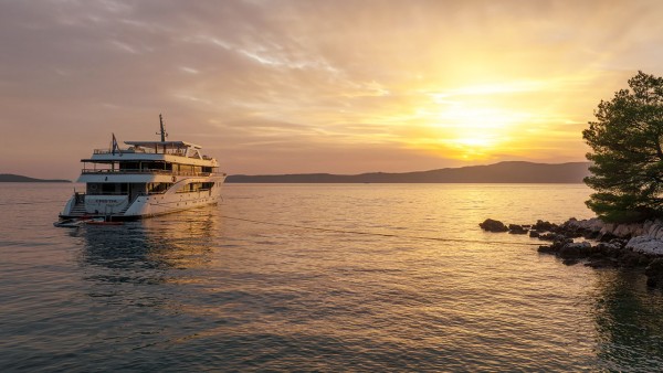 Yacht à moteur Cristal