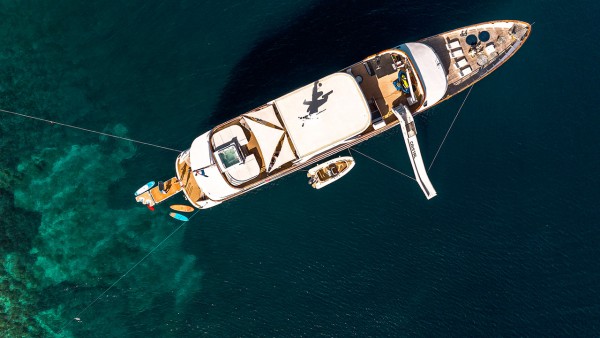 Yacht à moteur Cristal