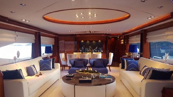 Yacht à moteur Evolution