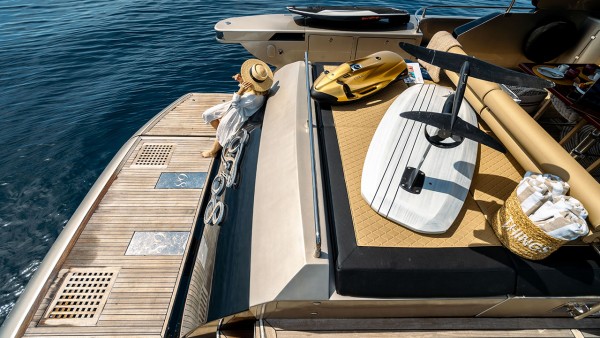 Yacht à moteur F68