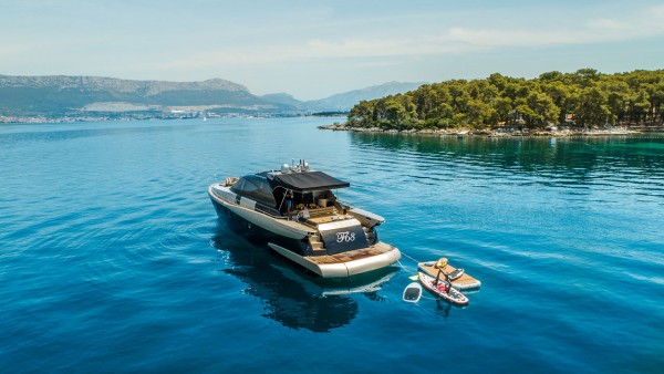 Yacht à moteur F68