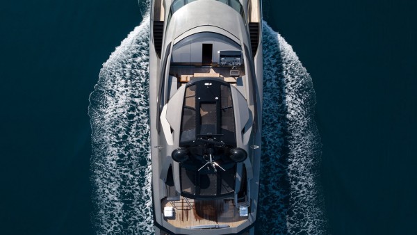 Yacht à moteur FX 38