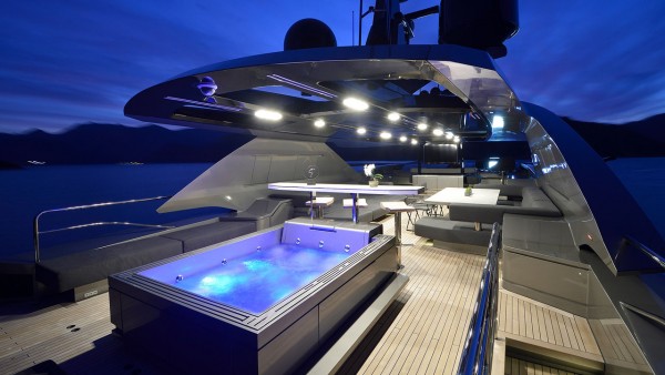 Yacht à moteur FX 38