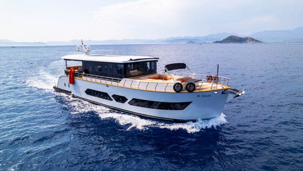 Jr. Simay Yacht à moteur