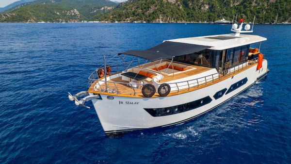 Yacht à moteur Jr. Simay