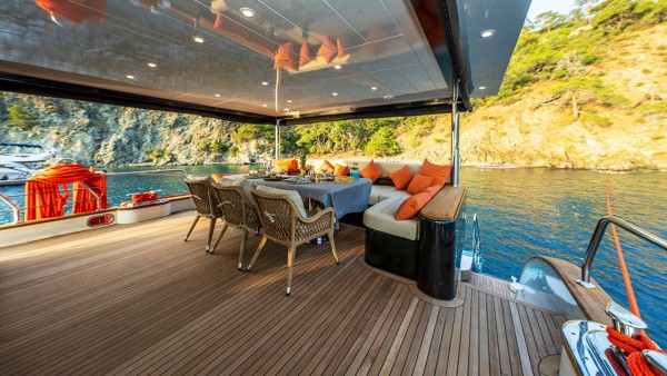 Yacht à moteur Jr. Simay