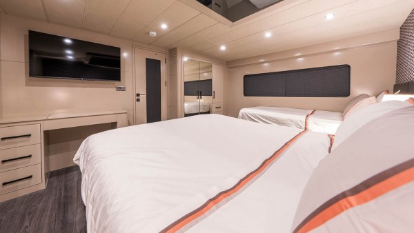 Yacht à moteur Jr. Simay
