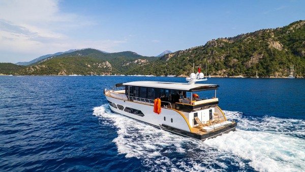 Yacht à moteur Jr. Simay