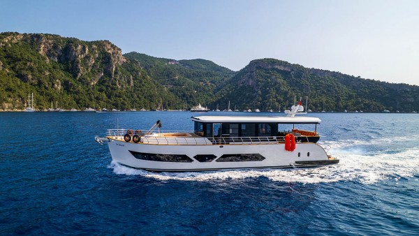 Yacht à moteur Jr. Simay