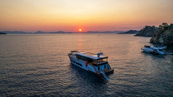 Yacht à moteur Jr. Simay