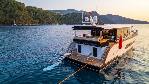 Yacht à moteur Jr. Simay