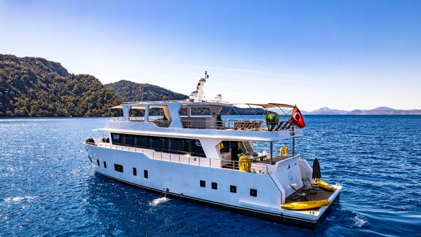 Yacht à moteur Lila