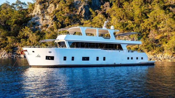 Yacht à moteur Lila