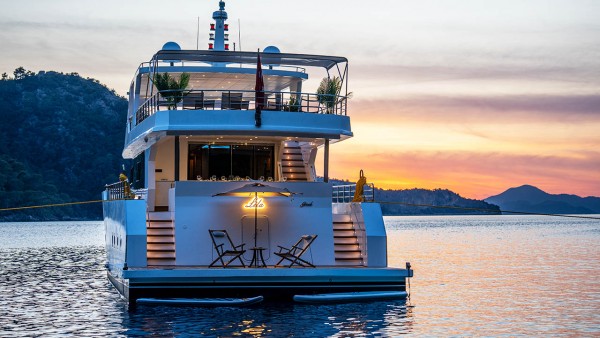 Yacht à moteur Lila