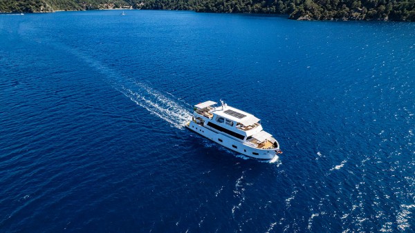 Yacht à moteur Lila