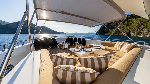 Yacht à moteur Lila