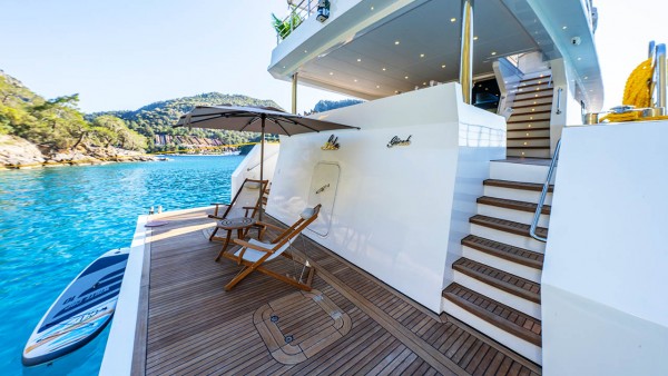Yacht à moteur Lila