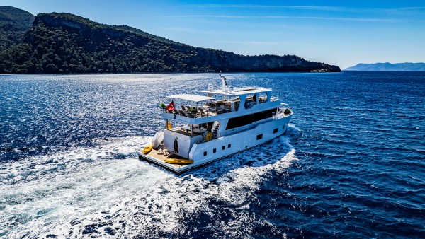 Yacht à moteur Lila