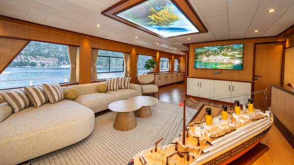 Yacht à moteur Lila