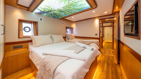 Yacht à moteur Lila