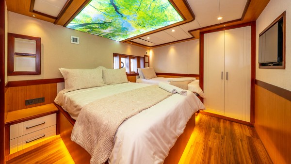 Yacht à moteur Lila