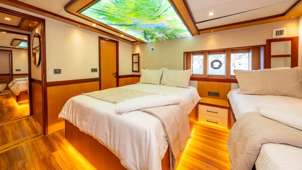 Yacht à moteur Lila