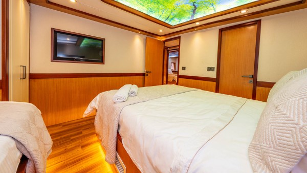 Yacht à moteur Lila