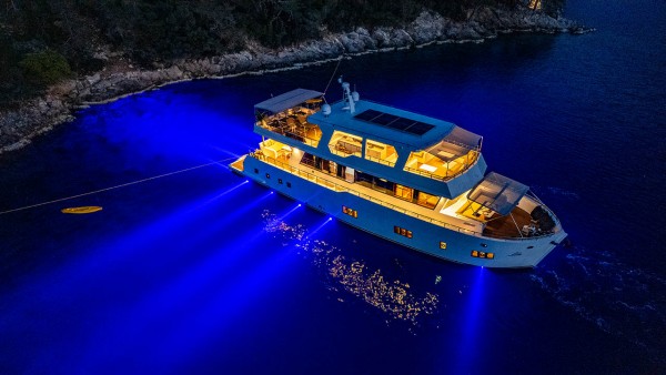 Yacht à moteur Lila