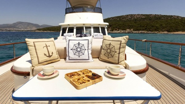 Yacht à moteur Maia