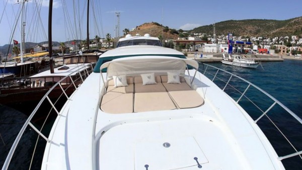 Yacht à moteur Mina II
