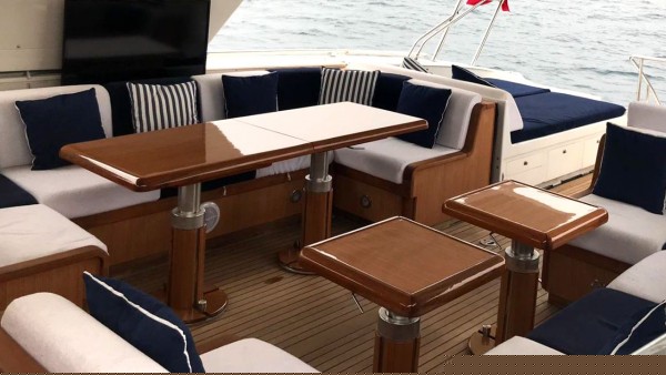 Yacht à moteur Miracle