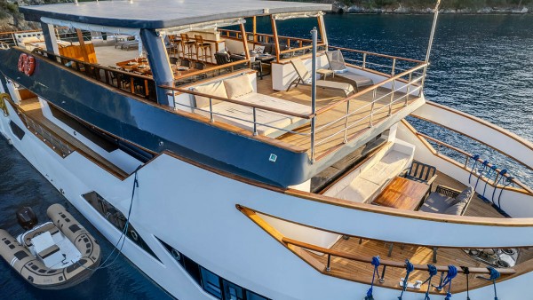 Yacht à moteur Nayk 3